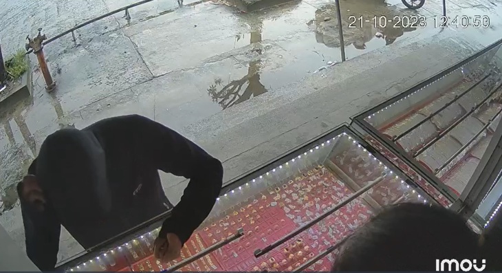 Bất ngờ nguyên nhân kẻ bịt kín mặt vào tiệm vàng hỏi mua 10 chỉ rồi bỏ chạy - Ảnh 2.