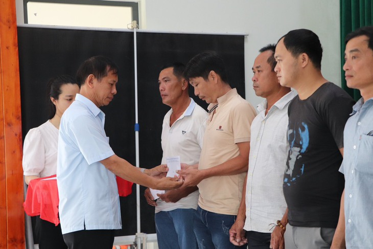 Tổng LĐLĐ Việt Nam thăm hỏi, hỗ trợ ngư dân Quảng Nam gặp nạn - Ảnh 1. Tổng LĐLĐ Việt Nam thăm hỏi, hỗ trợ ngư dân Quảng Nam gặp nạn - Ảnh 1.