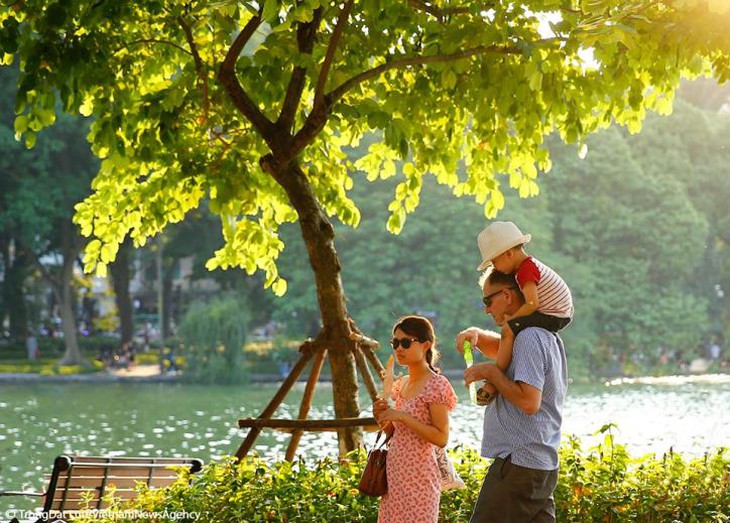 Miền Bắc tăng nhiệt, miền Trung mưa lớn - Ảnh 2.