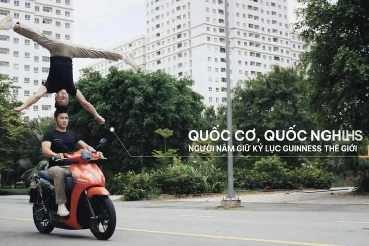 Clip Quốc Cơ - Quốc Nghiệp diễn xiếc chồng đầu khi chạy xe khác vụ Ngọc Trinh - Ảnh 1. Clip Quốc Cơ - Quốc Nghiệp diễn xiếc chồng đầu khi chạy xe khác vụ Ngọc Trinh - Ảnh 1.