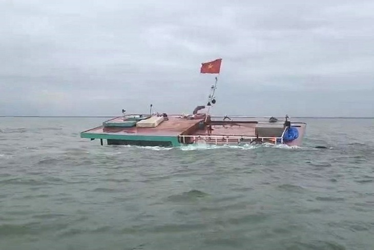 Chìm tàu trên biển, 2 thuyền viên được Bộ đội biên phòng cứu sống - Ảnh 1.