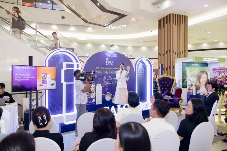 Không còn nỗi lo khó chịu về mùi khi nhuộm tóc bạc tại nhà - Ảnh 1.