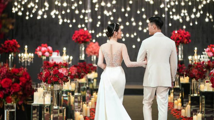 Nên và không nên mặc gì khi đi dự tiệc cưới? - Ảnh 1.