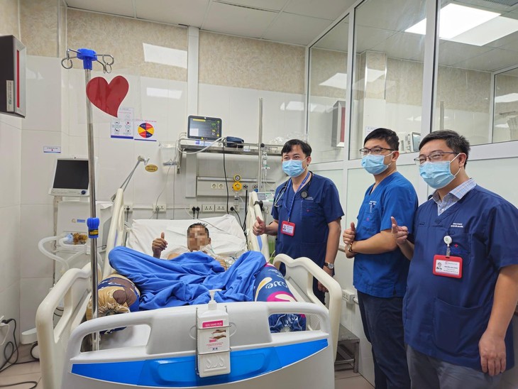 Kỳ tích cứu thầy giáo vùng cao bị sốc nhiễm khuẩn, suy đa tạng do nhiễm vi khuẩn ăn thịt người - Ảnh 3. Kỳ tích cứu thầy giáo vùng cao bị sốc nhiễm khuẩn, suy đa tạng do nhiễm vi khuẩn ăn thịt người - Ảnh 3.