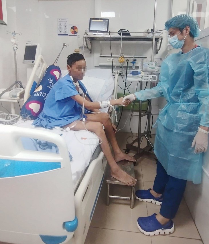 Kỳ tích cứu thầy giáo vùng cao bị sốc nhiễm khuẩn, suy đa tạng do nhiễm vi khuẩn ăn thịt người - Ảnh 2. Kỳ tích cứu thầy giáo vùng cao bị sốc nhiễm khuẩn, suy đa tạng do nhiễm vi khuẩn ăn thịt người - Ảnh 2.