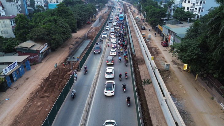 Đường Âu Cơ lại cấm thêm nhiều đoạn, người dân đi lại thế nào?- Ảnh 2.