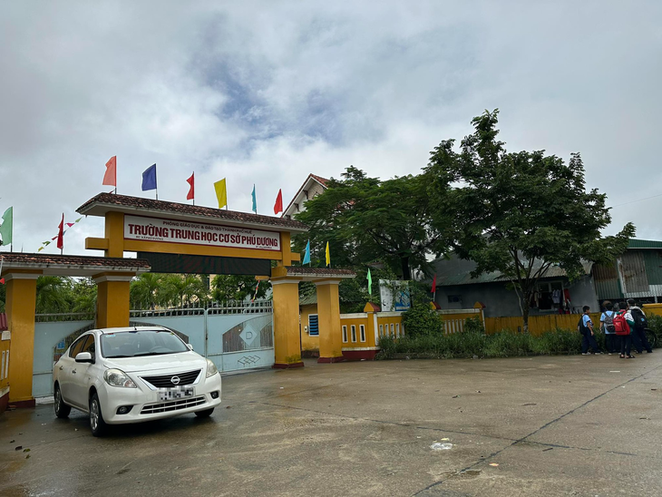 Một nữ sinh lớp 6 bị hàng xóm dùng búa đánh vào đầu - Ảnh 1.