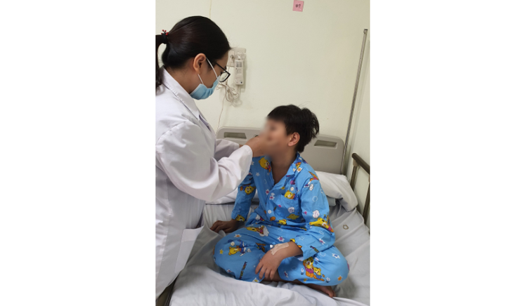 Đồ long đao đập vào mặt, bé 10 tuổi bị sưng nề, biến dạng vùng mũi - Ảnh 1.