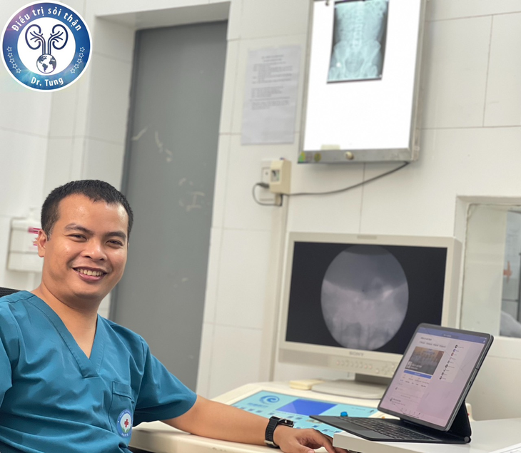 Người bác sĩ với khát vọng cống hiến và chữa bệnh về sỏi thận - Ảnh 1. Người bác sĩ với khát vọng cống hiến và chữa bệnh về sỏi thận - Ảnh 1.
