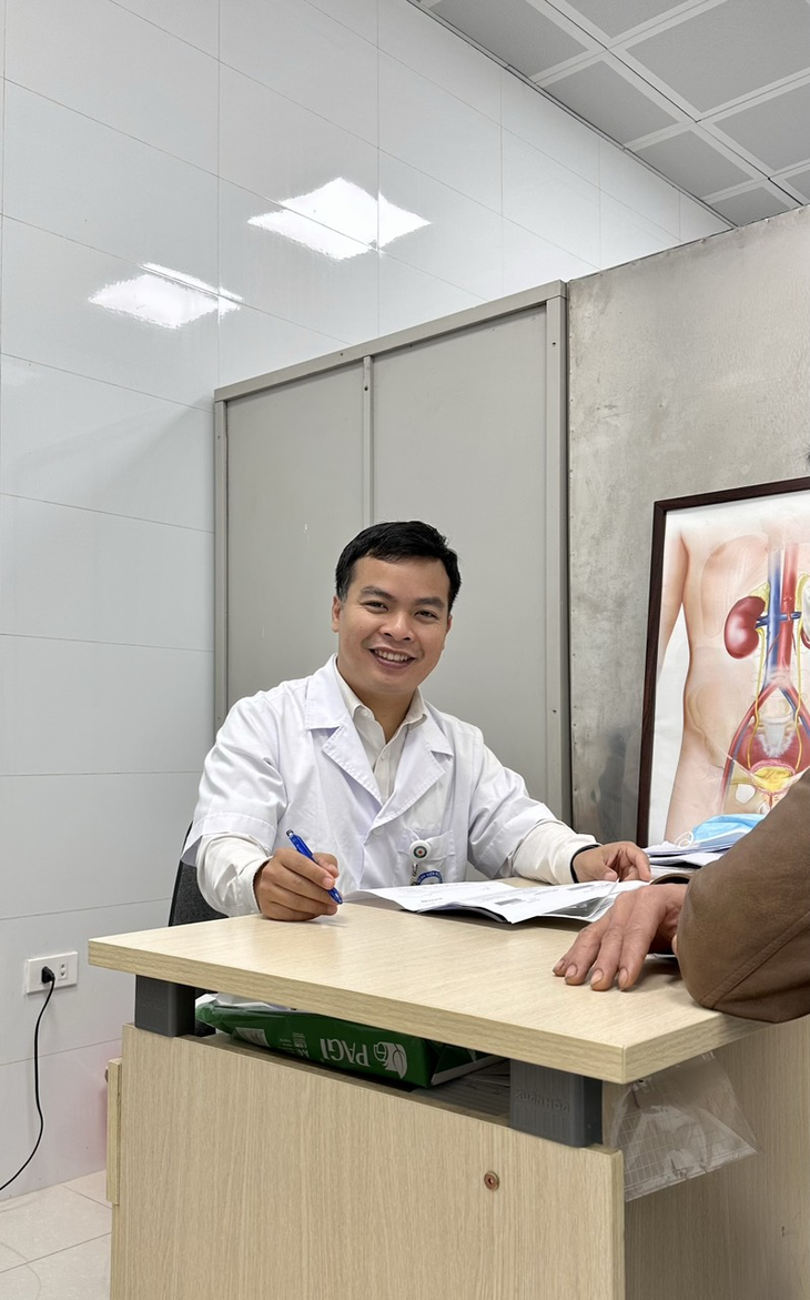 Người bác sĩ với khát vọng cống hiến và chữa bệnh về sỏi thận - Ảnh 3. Người bác sĩ với khát vọng cống hiến và chữa bệnh về sỏi thận - Ảnh 3.