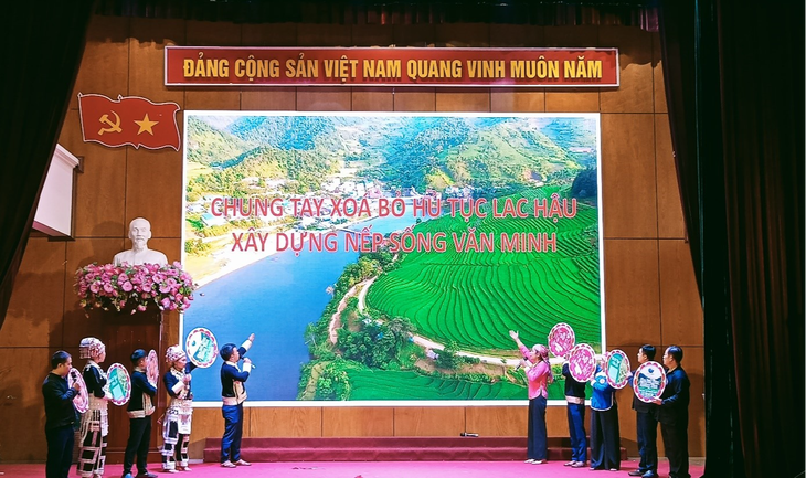 Lào Cai: Đồng bào dân tộc thiểu số tham gia thi tìm hiểu chính sách, pháp luật- Ảnh 1. Lào Cai: Đồng bào dân tộc thiểu số tham gia thi tìm hiểu chính sách, pháp luật- Ảnh 1.
