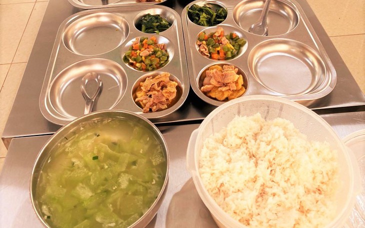 Suất ăn bán trú gây tranh cãi, Sở GD&ĐT Lâm Đồng vào cuộc - Ảnh 2.