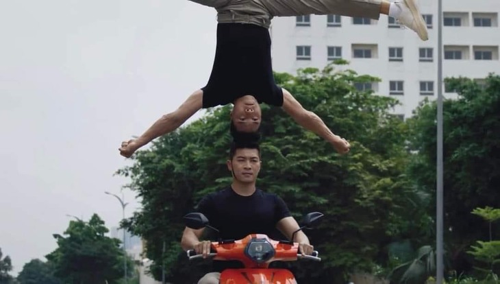 Vụ Quốc Cơ - Quốc Nghiệp diễn xiếc chồng đầu đi xe máy không có dấu hiệu tội phạm - Ảnh 1. Vụ Quốc Cơ - Quốc Nghiệp diễn xiếc chồng đầu đi xe máy không có dấu hiệu tội phạm - Ảnh 1.