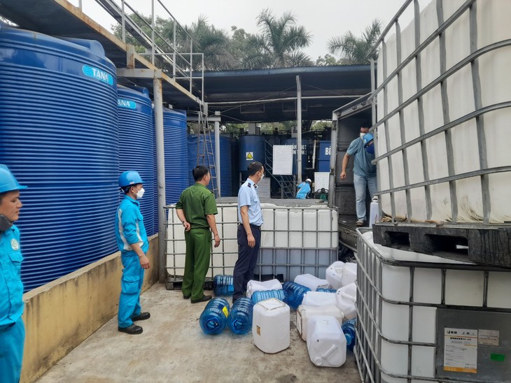 Tiêu hủy gần 7.000 lít rượu không đảm bảo chất lượng - Ảnh 1.