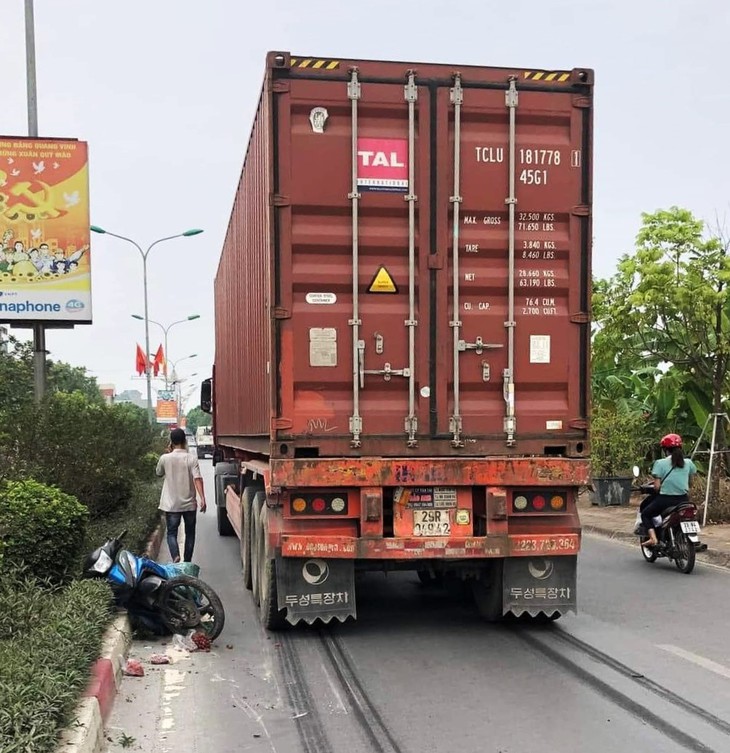 Va chạm với xe đầu kéo, 2 người tử vong tại chỗ - Ảnh 3.