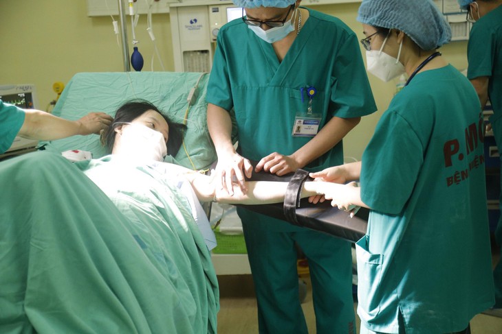 Vẫn còn nhiều trường hợp đến khám, điều trị muộn căn bệnh ung thư khiến 3.000 phụ nữ Việt tử vong - Ảnh 1.