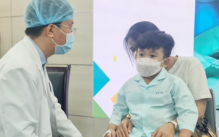 Pin điện tử kẹt trong mũi bé trai gây hoại tử niêm mạc