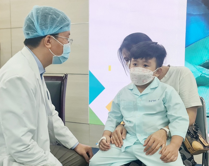 Bé trai 5 tuổi bị hoại tử niêm mạc do pin điện tử rơi vào mũi - Ảnh 1.