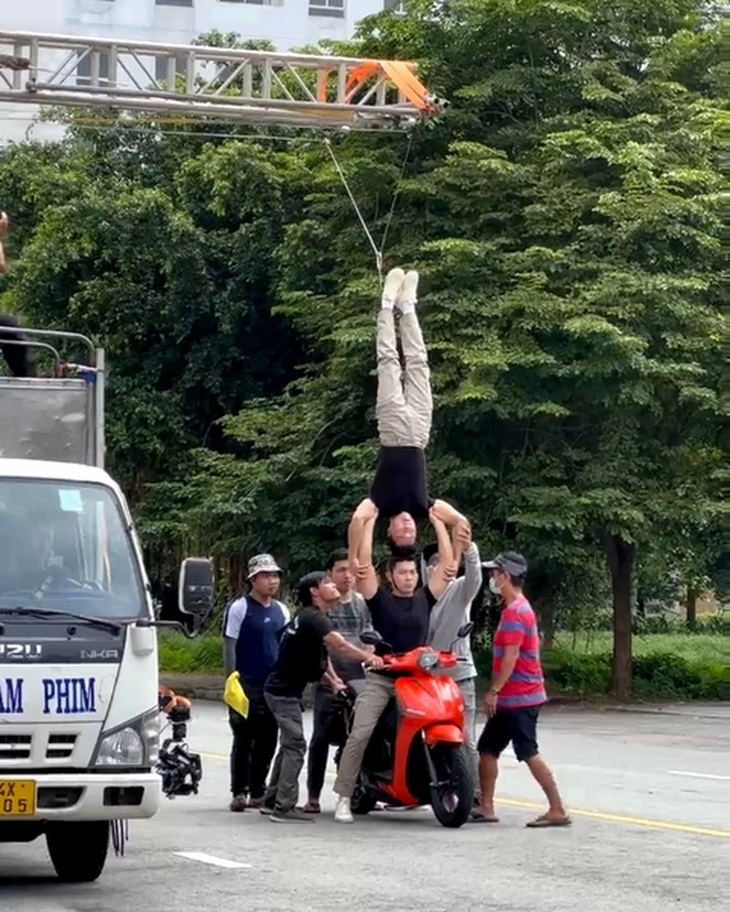 Vụ Quốc Cơ - Quốc Nghiệp diễn xiếc chồng đầu đi xe máy không có dấu hiệu tội phạm - Ảnh 2. Vụ Quốc Cơ - Quốc Nghiệp diễn xiếc chồng đầu đi xe máy không có dấu hiệu tội phạm - Ảnh 2.