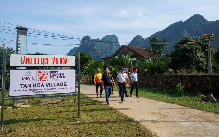 Ảnh: Về 'rốn lũ' ngắm cảnh sắc một trong những ngôi làng du lịch đẹp nhất thế  - Ảnh 1.