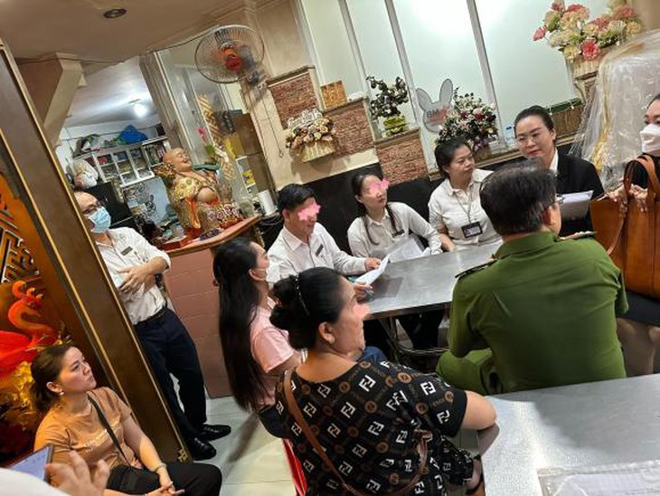 Náo loạn trước nhà cố NSƯT Vũ Linh trong buổi tòa thẩm định tại chỗ theo yêu cầu phản tố của Hồng Loan - Ảnh 1. Náo loạn trước nhà cố NSƯT Vũ Linh trong buổi tòa thẩm định tại chỗ theo yêu cầu phản tố của Hồng Loan - Ảnh 1.