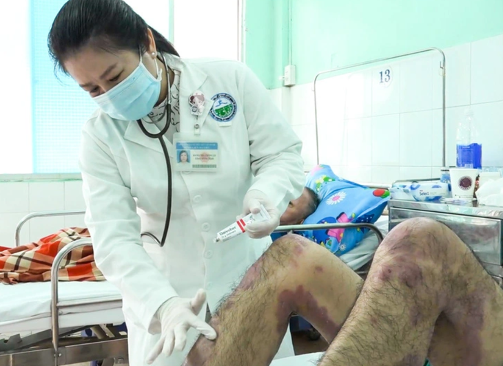 Tự chữa vẩy nến, nhiều người rước họa vào thân - Ảnh 2.