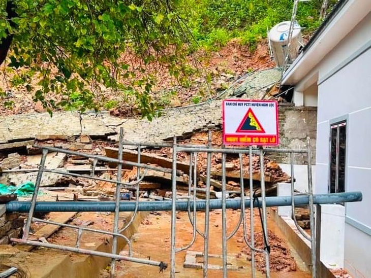 Mưa lớn, sạt lở đất đá tràn vào nhà dân - Ảnh 6.