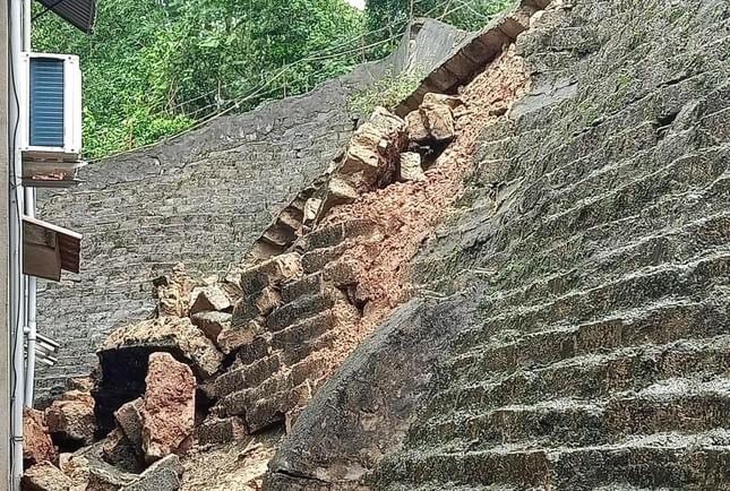Mưa lớn, sạt lở đất đá tràn vào nhà dân - Ảnh 2.