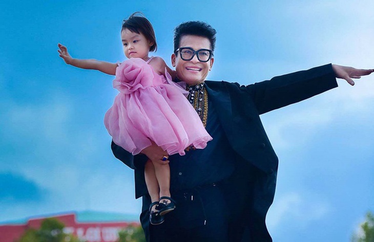 Sao Việt ly hôn tuổi xế chiều: MC Thanh Bạch U70 coi con cháu là nguồn năng lượng sống khổng lồ - Ảnh 5. Sao Việt ly hôn tuổi xế chiều: MC Thanh Bạch U70 coi con cháu là nguồn năng lượng sống khổng lồ - Ảnh 5.