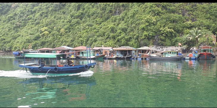 Quảng Ninh cấm phương tiện gắn máy hoạt động tại làng chài Cửa Vạn - Ảnh 1. Quảng Ninh cấm phương tiện gắn máy hoạt động tại làng chài Cửa Vạn - Ảnh 1.