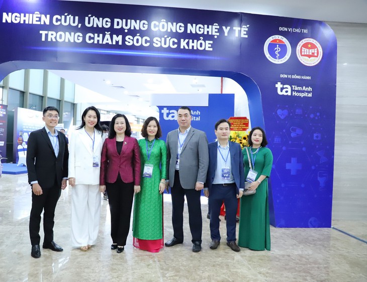 Bộ trưởng Đào Hồng Lan thăm triển lãm nghiên cứu, ứng dụng công nghệ y tế trong chăm sóc sức khoẻ - Ảnh 1. Bộ trưởng Đào Hồng Lan thăm triển lãm nghiên cứu, ứng dụng công nghệ y tế trong chăm sóc sức khoẻ - Ảnh 1.