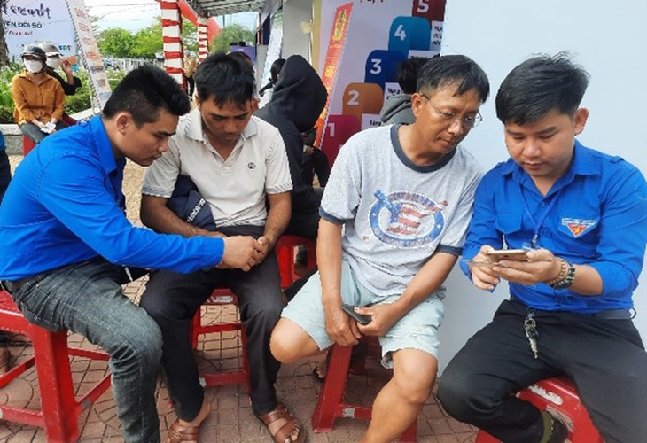 Phú Yên đẩy mạnh chuyển đổi số, ứng dụng công nghệ thông tin vùng dân tộc thiểu số- Ảnh 3.