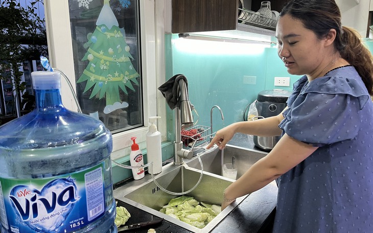 Nước cấp nhỏ giọt, chất lượng kém, nhiều người ở KĐT Thanh Hà tiếp tục "nhịn" tắm giặt