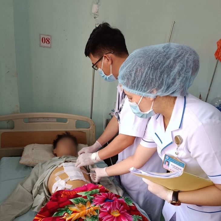 Kịp thời cứu hai bệnh nhân nhỏ tuổi bị vỡ nội tạng do ngã xe - Ảnh 2.