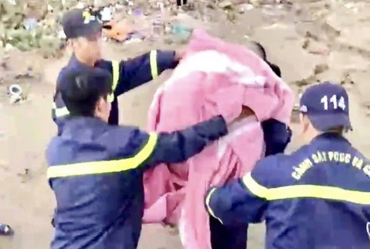 Buồn chán, một thanh niên lên Nhật Tân nhảy xuống sông Hồng - Ảnh 3. Buồn chán, một thanh niên lên Nhật Tân nhảy xuống sông Hồng - Ảnh 3.