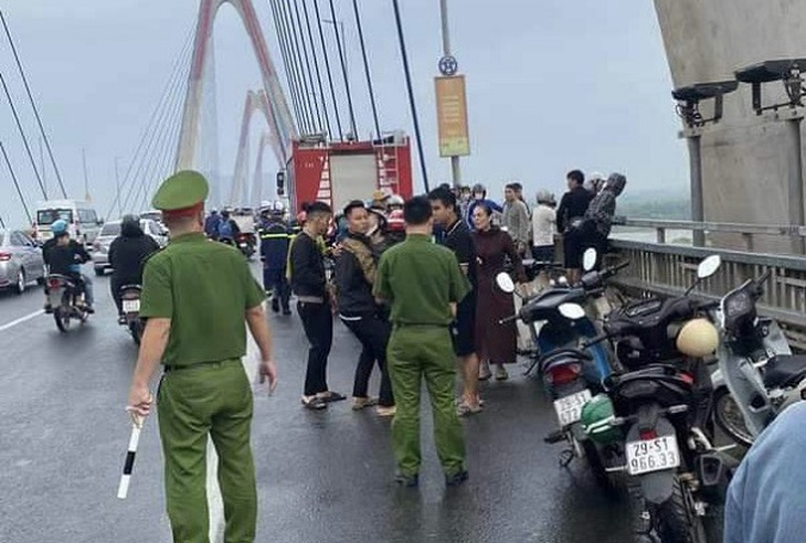 Buồn chán, một thanh niên lên Nhật Tân nhảy xuống sông Hồng - Ảnh 1. Buồn chán, một thanh niên lên Nhật Tân nhảy xuống sông Hồng - Ảnh 1.