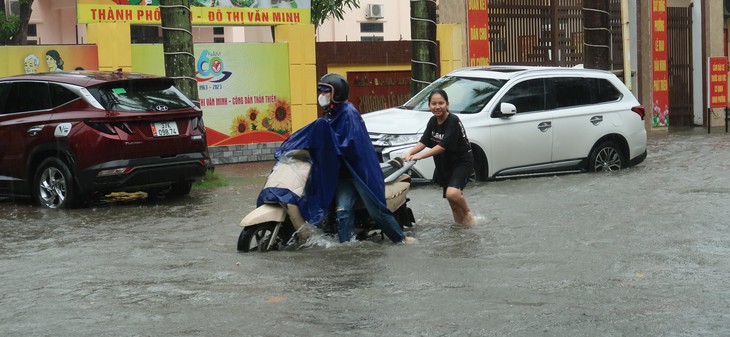 Mưa trắng trời khiến nhiều tuyến đường TP Vinh ngập sâu - Ảnh 4.