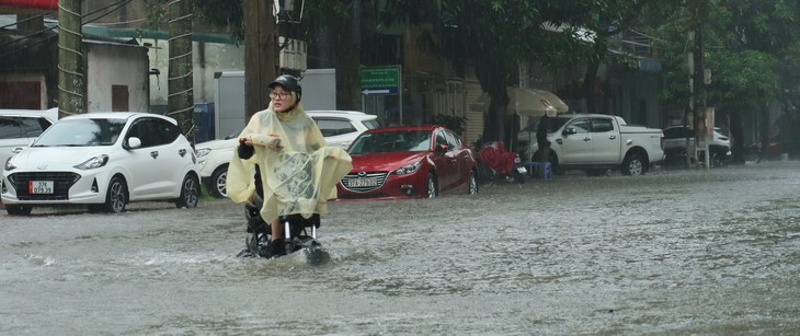 Mưa trắng trời khiến nhiều tuyến đường TP Vinh ngập sâu - Ảnh 5.