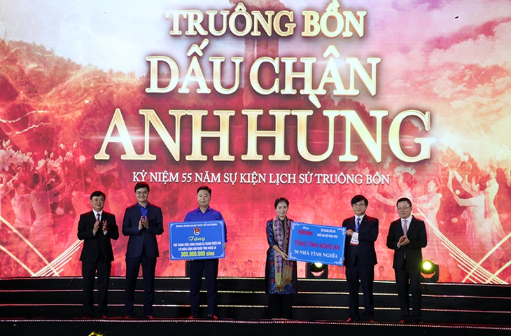 Xúc động Chương trình nghệ thuật đặc biệt "Truông Bồn – Dấu chân anh hùng" - Ảnh 6.