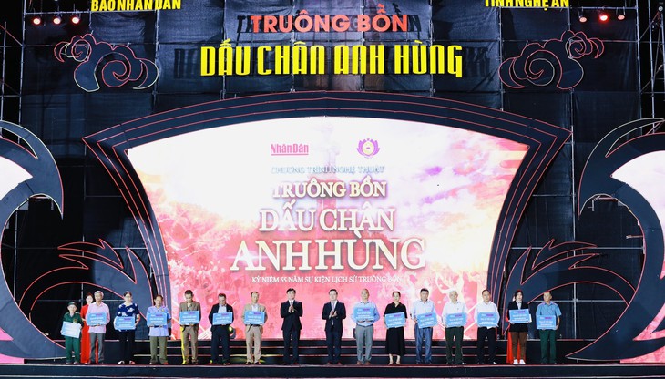 Xúc động Chương trình nghệ thuật đặc biệt "Truông Bồn – Dấu chân anh hùng" - Ảnh 2.