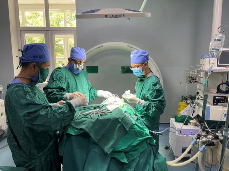 Lần đầu tiên tại Nghệ An thực hiện phẫu thuật thay đốt sống cổ nhân tạo điều chỉnh được độ cao kèm vít cố định - Ảnh 1. Lần đầu tiên tại Nghệ An thực hiện phẫu thuật thay đốt sống cổ nhân tạo điều chỉnh được độ cao kèm vít cố định - Ảnh 1.