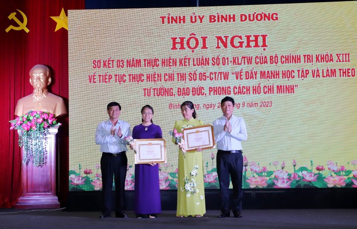 Bình Dương nhiều bông hoa việc tốt trong học tập và làm theo Bác - Ảnh 1. Bình Dương nhiều bông hoa việc tốt trong học tập và làm theo Bác - Ảnh 1.