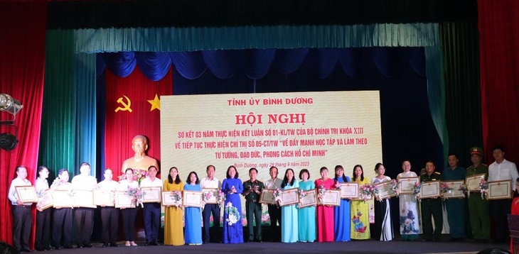 Bình Dương nhiều bông hoa việc tốt trong học tập và làm theo Bác - Ảnh 2. Bình Dương nhiều bông hoa việc tốt trong học tập và làm theo Bác - Ảnh 2.