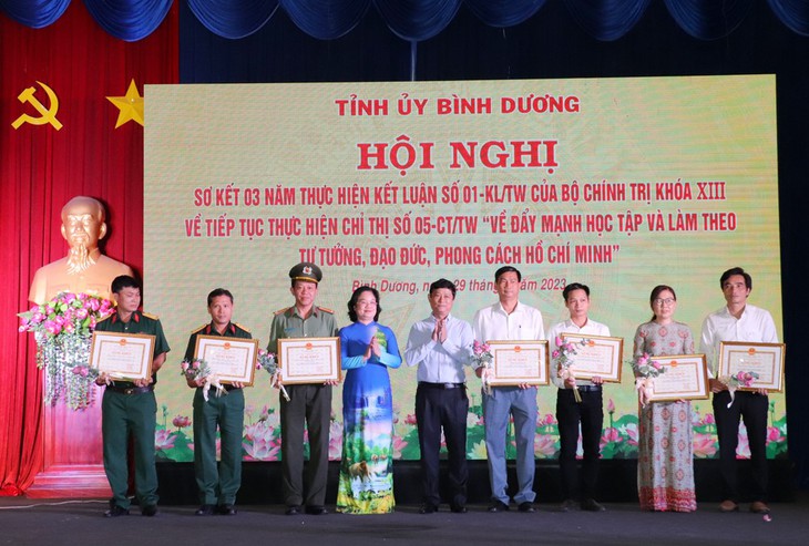 Bình Dương nhiều bông hoa việc tốt trong học tập và làm theo Bác - Ảnh 3. Bình Dương nhiều bông hoa việc tốt trong học tập và làm theo Bác - Ảnh 3.