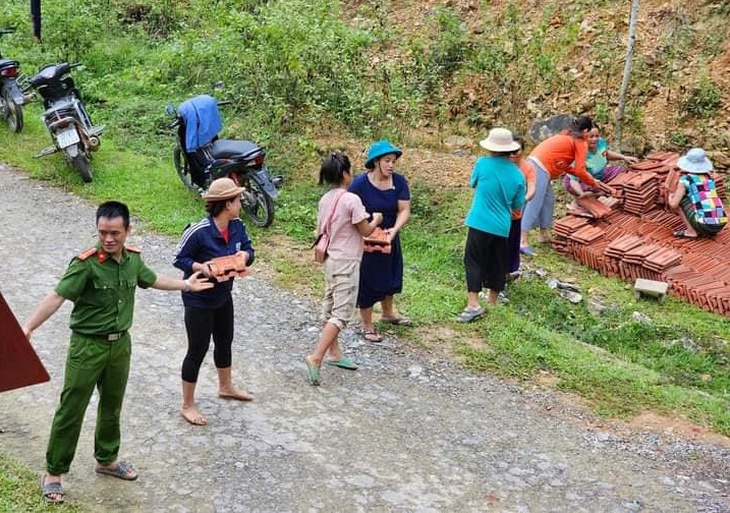 Thông đường, các lực lượng khẩn trương mang nhu yếu phẩm giúp dân bị cô lập nhiều ngày - Ảnh 1.