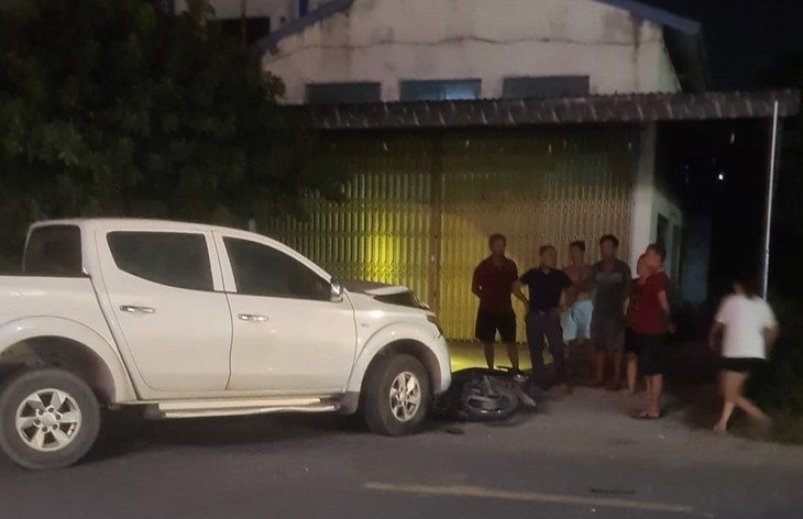 Xe máy "kẹp" 3 đối đầu xe ô tô trong đêm, 2 người tử vong - Ảnh 2.