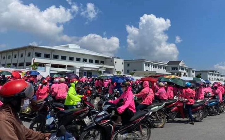 Hơn 5000 công nhân nghỉ việc đòi tăng lương