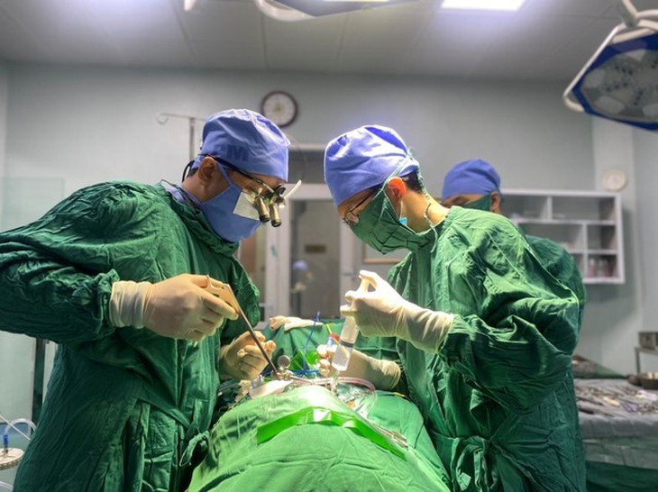 Lần đầu tiên tại Nghệ An thực hiện phẫu thuật thay đốt sống cổ nhân tạo điều chỉnh được độ cao kèm vít cố định - Ảnh 4. Lần đầu tiên tại Nghệ An thực hiện phẫu thuật thay đốt sống cổ nhân tạo điều chỉnh được độ cao kèm vít cố định - Ảnh 4.