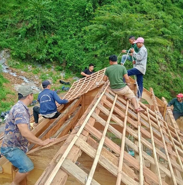Thông đường, các lực lượng khẩn trương mang nhu yếu phẩm giúp dân bị cô lập nhiều ngày - Ảnh 4.