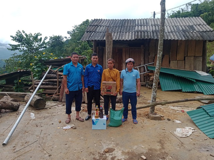 Thông đường, các lực lượng khẩn trương mang nhu yếu phẩm giúp dân bị cô lập nhiều ngày - Ảnh 3.